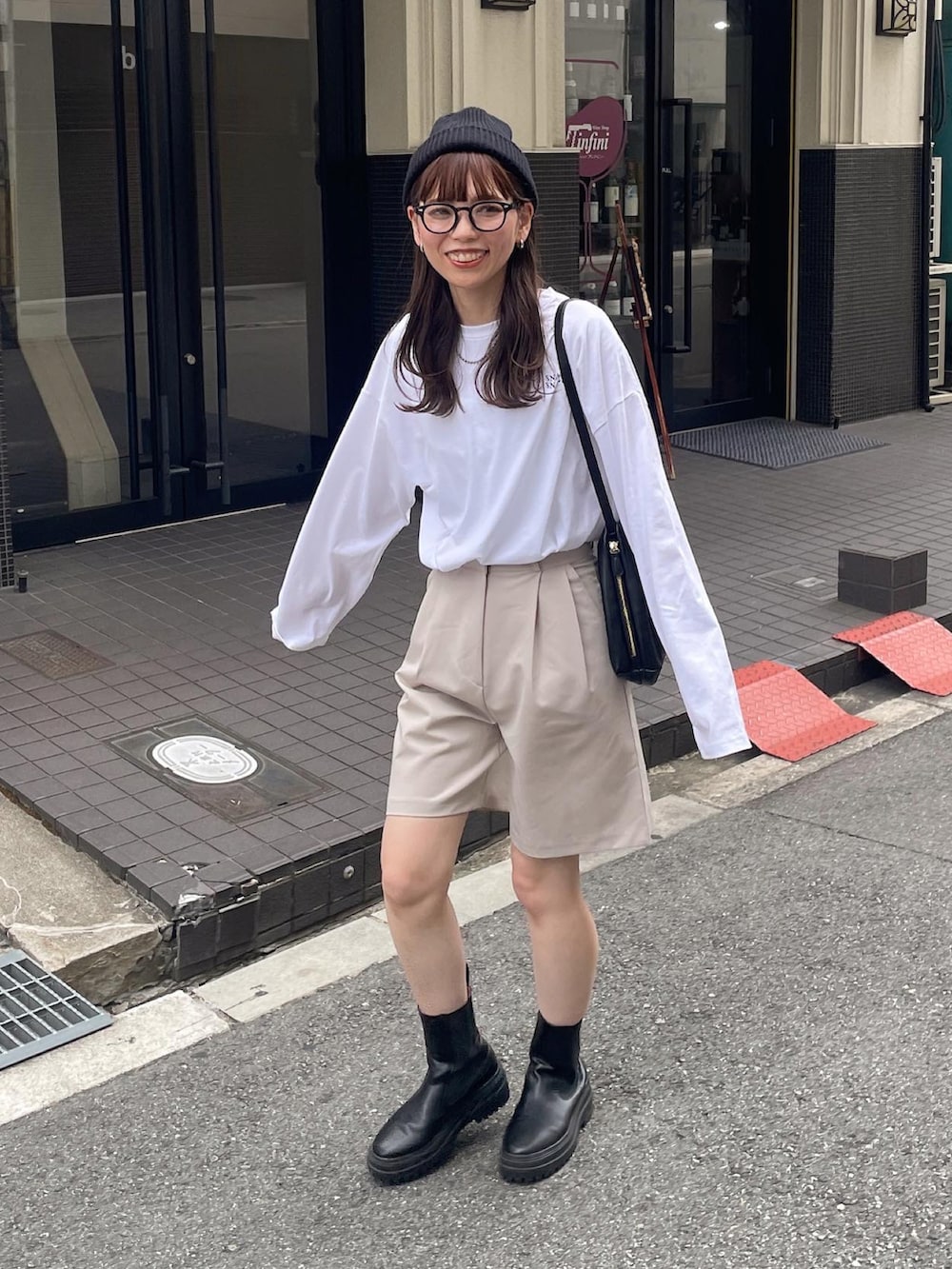 「秋服まるっと大公開、秋服コーデ、シンプルコーデ、おでかけコーデ、ロンT、秋のコーデ、ブーツ、ニット帽、サイドゴアブーツ、ハーフパンツ、骨格ウェーブ、低身長女子、メガネ女子、厚底ブーツ」｜「LE MOREのオーバーサイズフォトプリントロンT（Tシャツ/カットソー、ホワイト系）」を使った、maamin♡さん（レディース・156cm）の秋コーディネートの3枚目の写真