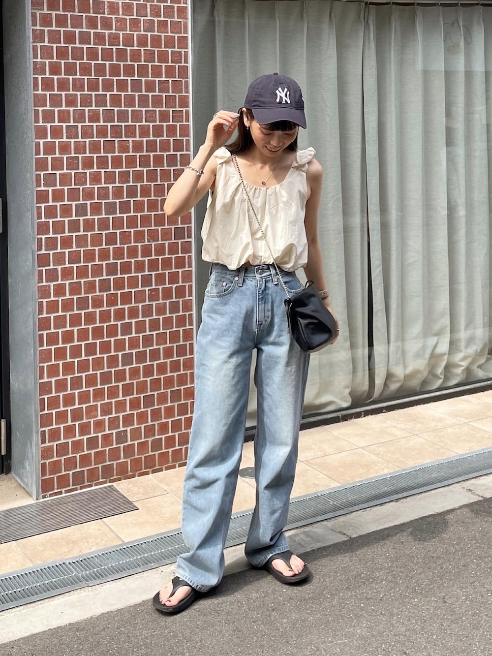 「オトナ女子、カジュアルコーデ、大人かわいい、デニムパンツ、ブラウス、ノースリーブ、キャップ、キャップ女子、低身長女子、夏ファッション、ママファッション、デート、ママコーデ」｜「LE MOREのバルーンショートタンクブラウス（シャツ/ブラウス、ベージュ系）」を使った、maamin♡さん（レディース・156cm）の夏コーディネートの3枚目の写真