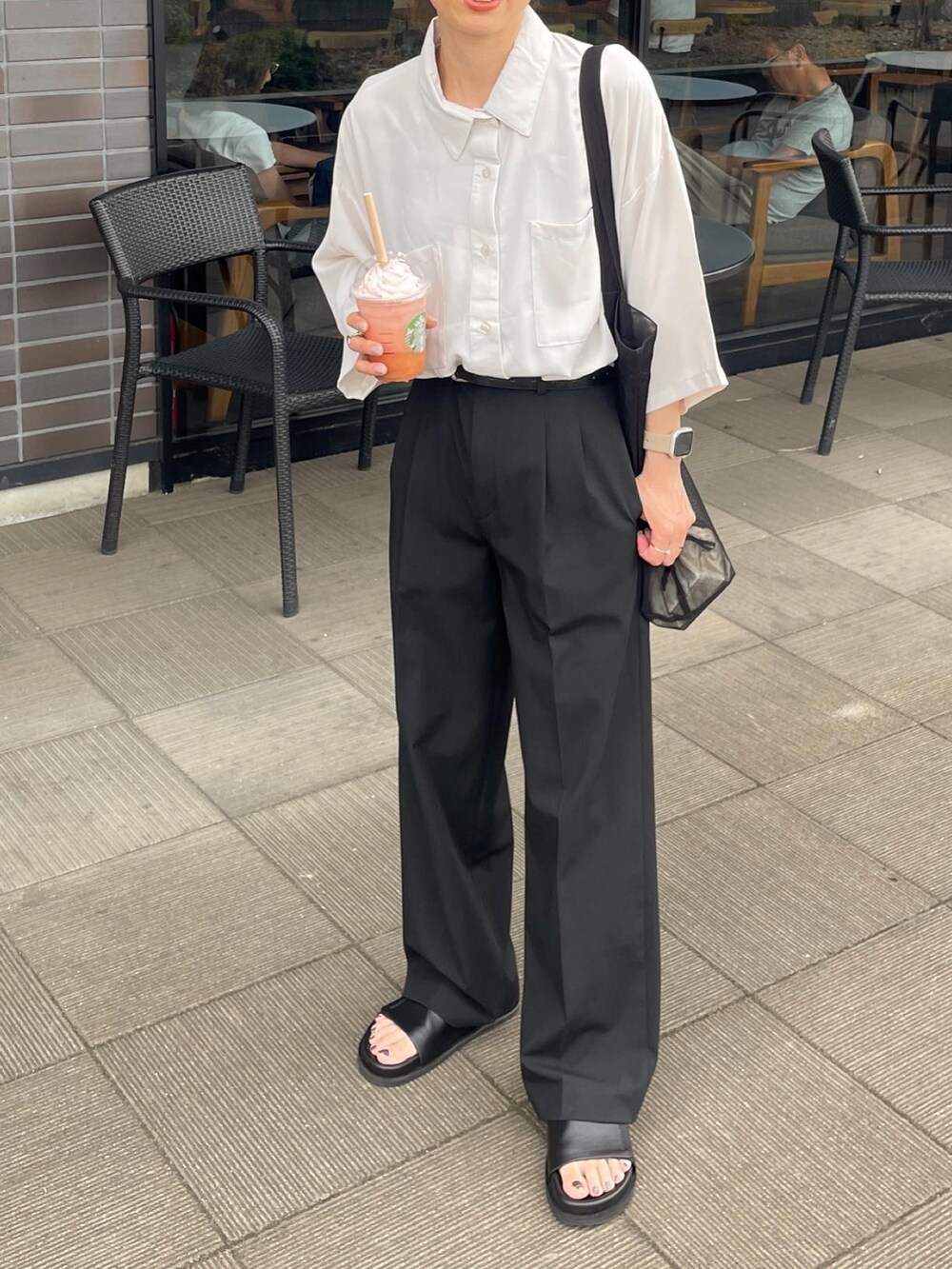 ホワイト系のシャツ/ブラウス、ブラック系のサンダル、ブラック系のトートバッグを着用したレディースの夏コーディネートの3枚目の写真