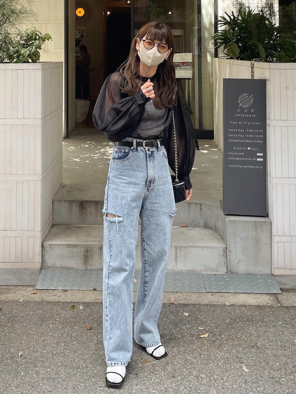 ブラック系のシャツ/ブラウス、ブルー系のデニムパンツ、ブラック系のショルダーバッグを着用したレディースの春コーディネートの3枚目の写真