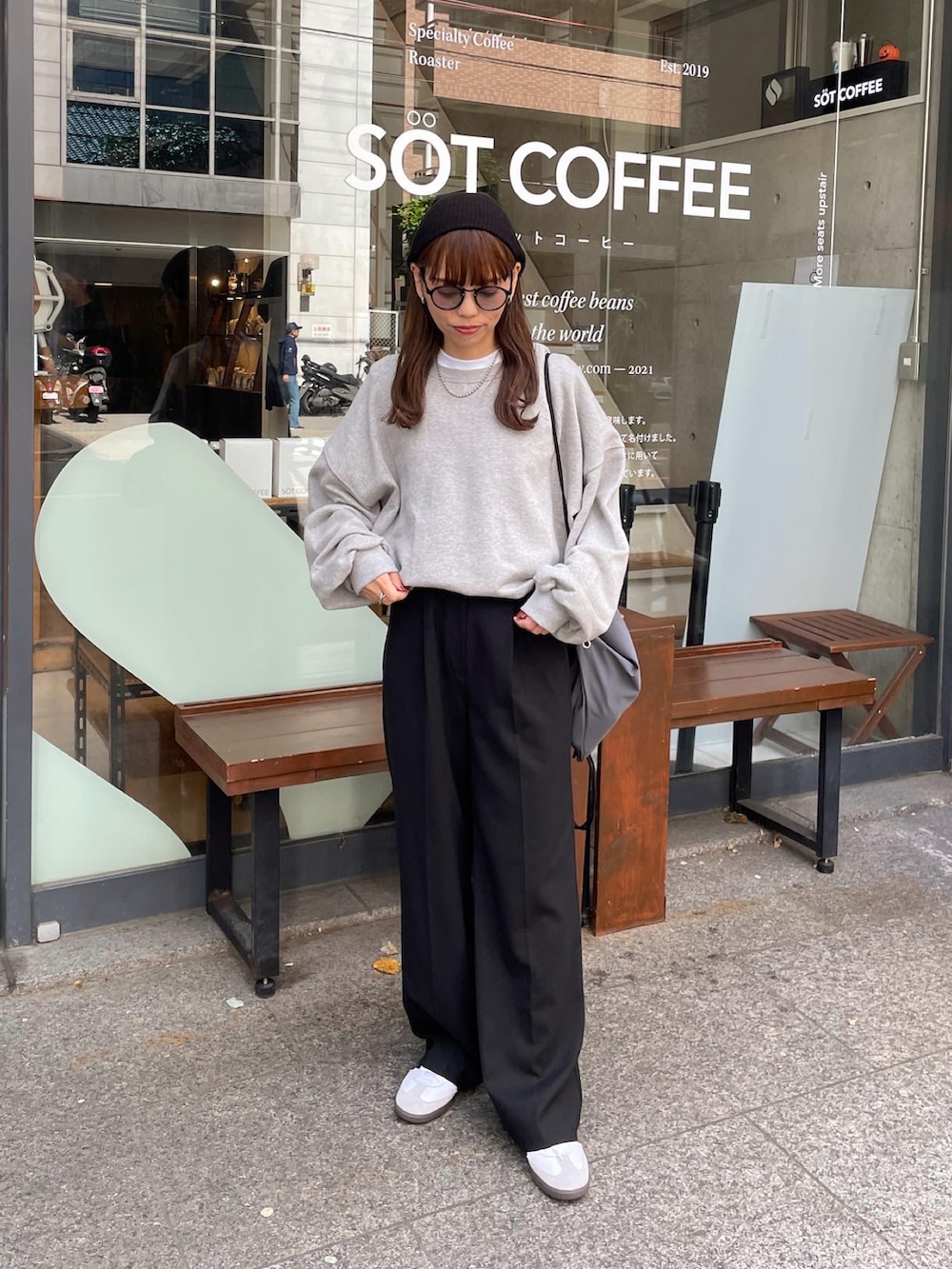 「ファッションを楽しもう、スウェット、スラックス、カジュアルコーデ、オーバーサイズ、ゆったりコーデ、着回しコーデ、骨格ウェーブ、巾着バッグ、モノトーン、グレー、ニット帽、サングラス」｜「LE MOREのニュアンスカラースウェット（スウェット、グレー系）」を使った、maamin♡さん（レディース・156cm）の秋コーディネートの2枚目の写真