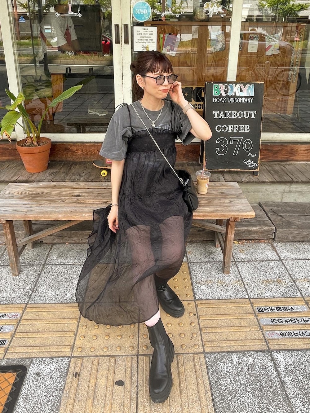 「休日スタイル、チュール、チュールワンピ、モノトーン、モノトーンコーデ、ブラックコーデ、レイヤードスタイル、ショートブーツ、サイドゴアブーツ、サングラス、秋のコーデ、ママコーデ、秋先取りコーデ」｜「Kastaneの【新色追加/SET ITEM/WEB先行カラー】シアーシャーリングワンピースSET（ワンピース、ブラック系）」を使った、maamin♡さん（レディース・156cm）の夏コーディネートの4枚目の写真