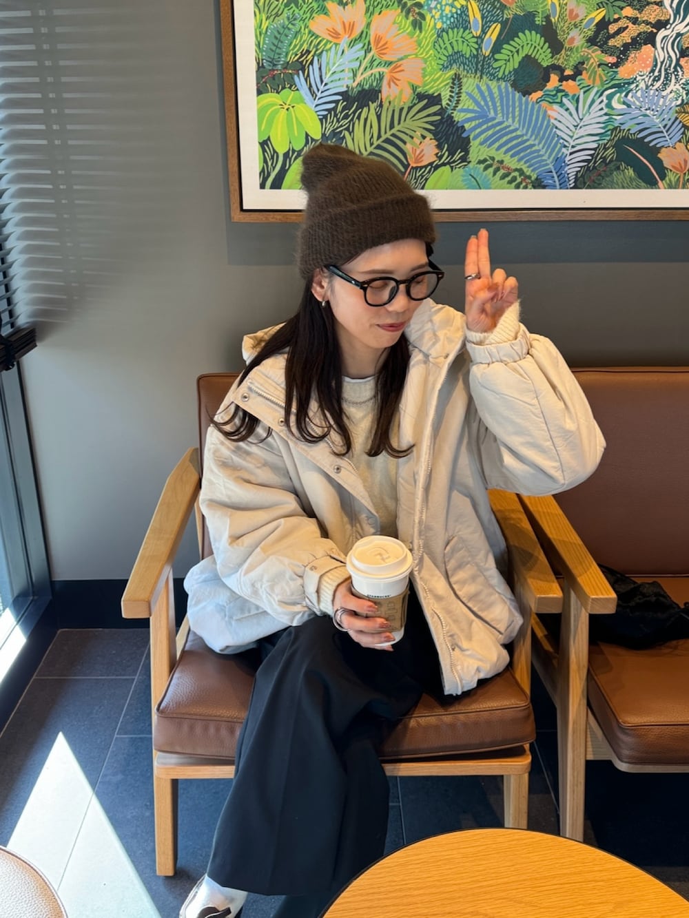 ホワイト系のダウンジャケット/コート、ホワイト系のニット/セーター、ブラック系のショルダーバッグを着用したレディースの冬コーディネートの5枚目の写真