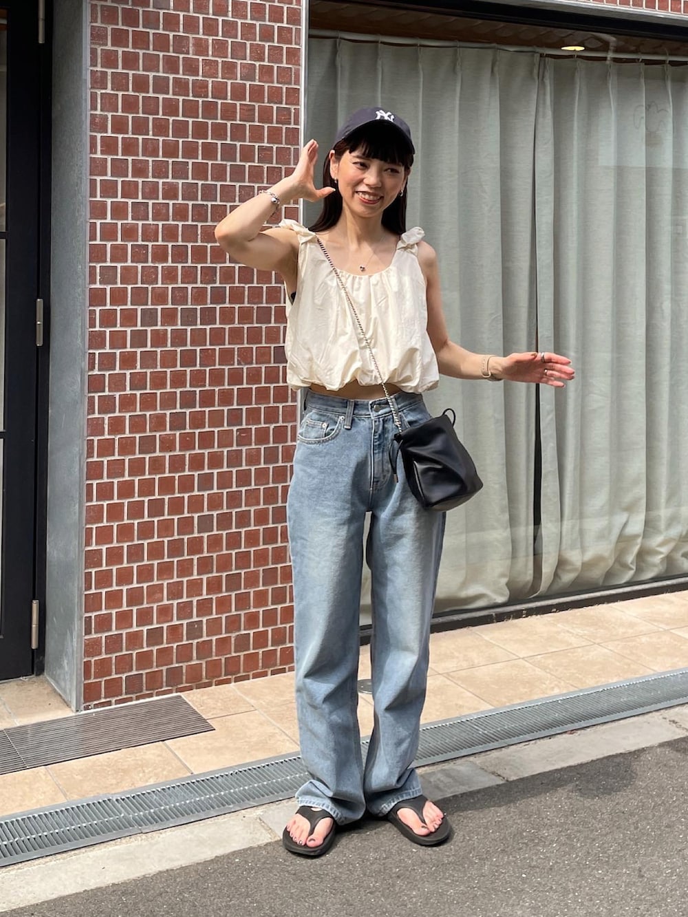 「オトナ女子、カジュアルコーデ、大人かわいい、デニムパンツ、ブラウス、ノースリーブ、キャップ、キャップ女子、低身長女子、夏ファッション、ママファッション、デート、ママコーデ」｜「LE MOREのバルーンショートタンクブラウス（シャツ/ブラウス、ベージュ系）」を使った、maamin♡さん（レディース・156cm）の夏コーディネートの5枚目の写真