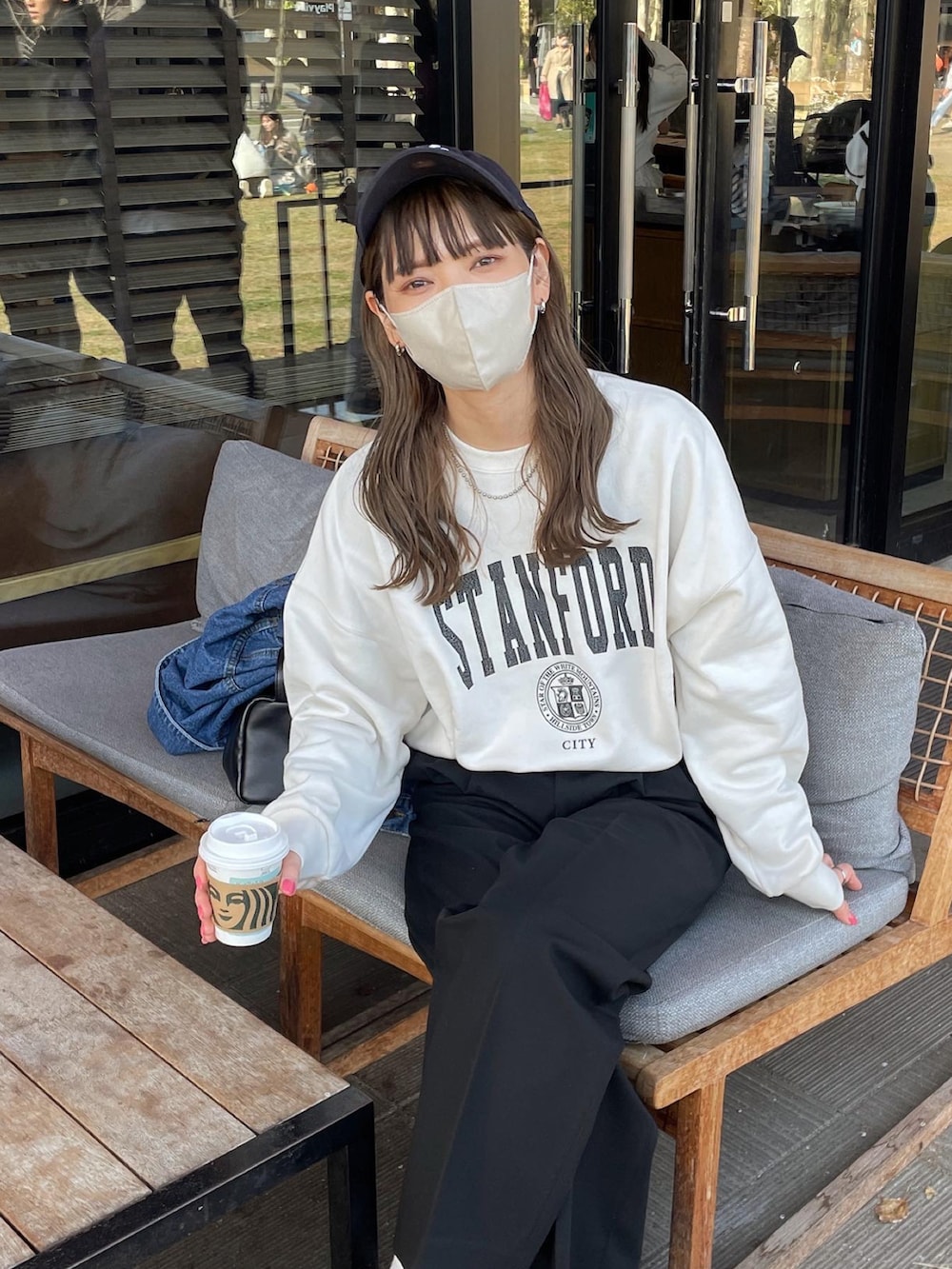 「休日スタイル、春コーデ、おでかけコーデ、公園、スウェット、スウェットコーデ、キャップ、モノトーン、シンプルコーデ、低身長コーデ、ボリューム袖、UNIQLOコーデ、PR」｜「ap retroのロゴプリント裏毛ルーズプルオーバー カレッジロゴ（スウェット、ホワイト系）」を使った、maamin♡さん（レディース・156cm）の春コーディネートの4枚目の写真