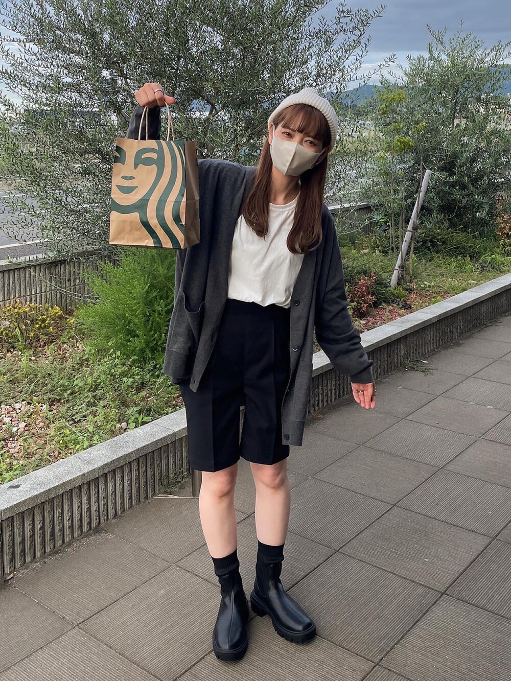 グレー系のカーディガン/ボレロ、ブラック系のその他パンツ、ブラック系のブーツを着用したレディースの秋コーディネートの2枚目の写真