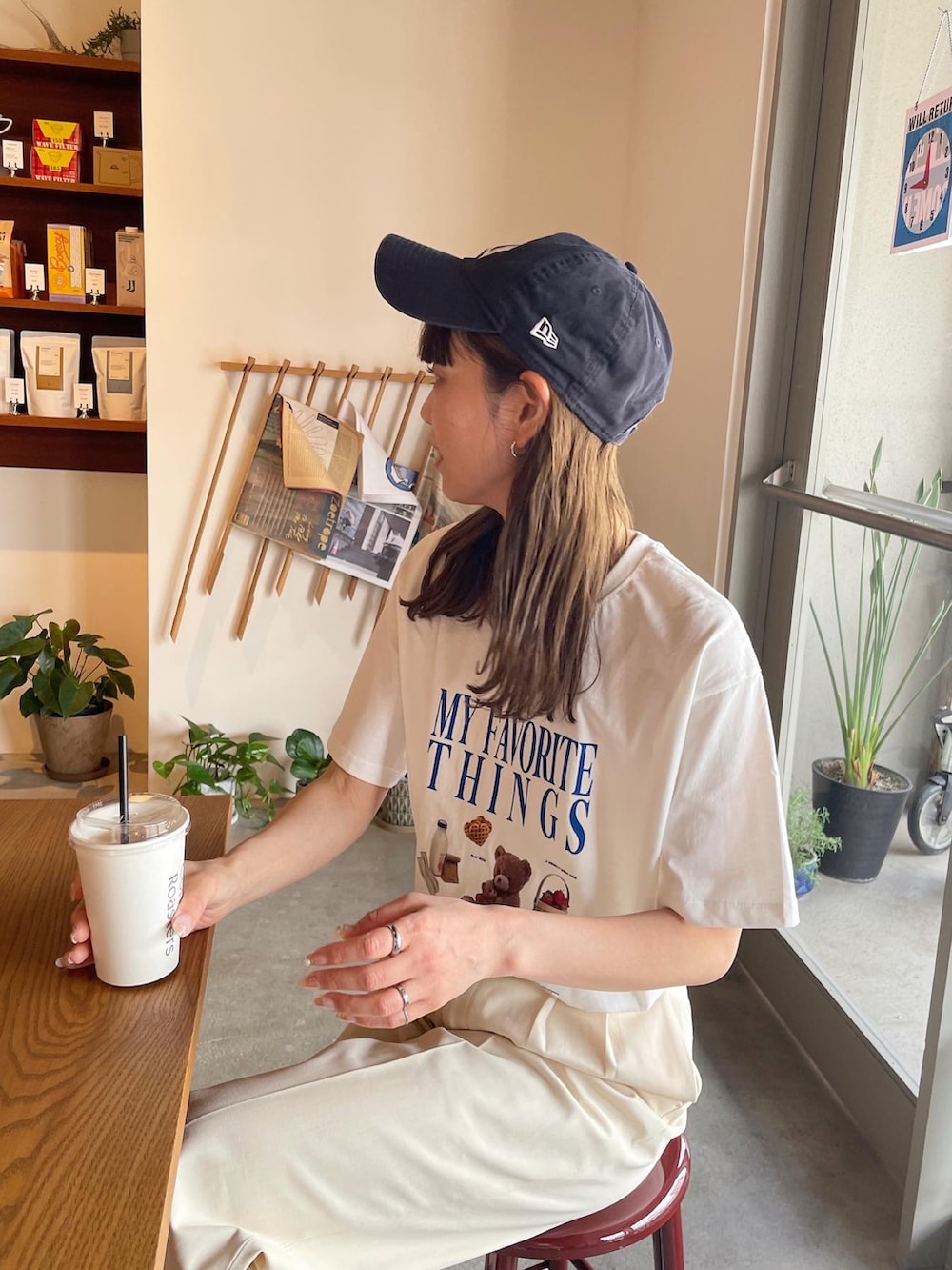 ホワイト系のTシャツ/カットソー、ブラック系のバックパック/リュック、ブルー系のキャップを着用したレディースの夏コーディネートの4枚目の写真
