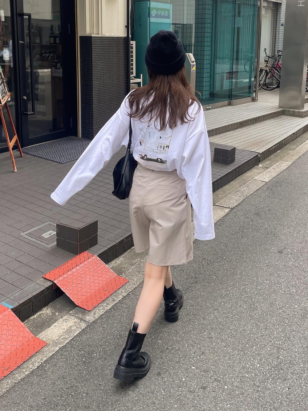 「秋服まるっと大公開、秋服コーデ、シンプルコーデ、おでかけコーデ、ロンT、秋のコーデ、ブーツ、ニット帽、サイドゴアブーツ、ハーフパンツ、骨格ウェーブ、低身長女子、メガネ女子、厚底ブーツ」｜「LE MOREのオーバーサイズフォトプリントロンT（Tシャツ/カットソー、ホワイト系）」を使った、maamin♡さん（レディース・156cm）の秋コーディネートの2枚目の写真