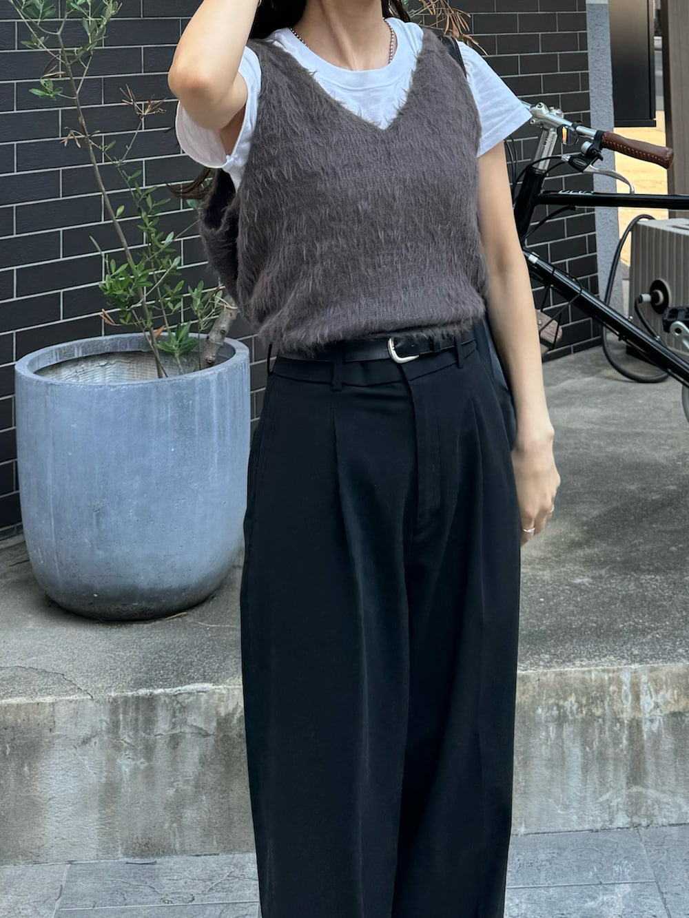 「秋コーデ、大人カジュアルコーデ、パンツスタイル、大人女子、秋服準備はじめました、ビスチェ、ビスチェコーデ、ニットベスト、着回しコーデ、プチプラコーデ、低身長女子」｜「tiptopの【丈が選べる2サイズ】起毛フェザーベスト（ベスト、グレー系）」を使った、maamin♡さん（レディース・156cm）の秋コーディネートの2枚目の写真