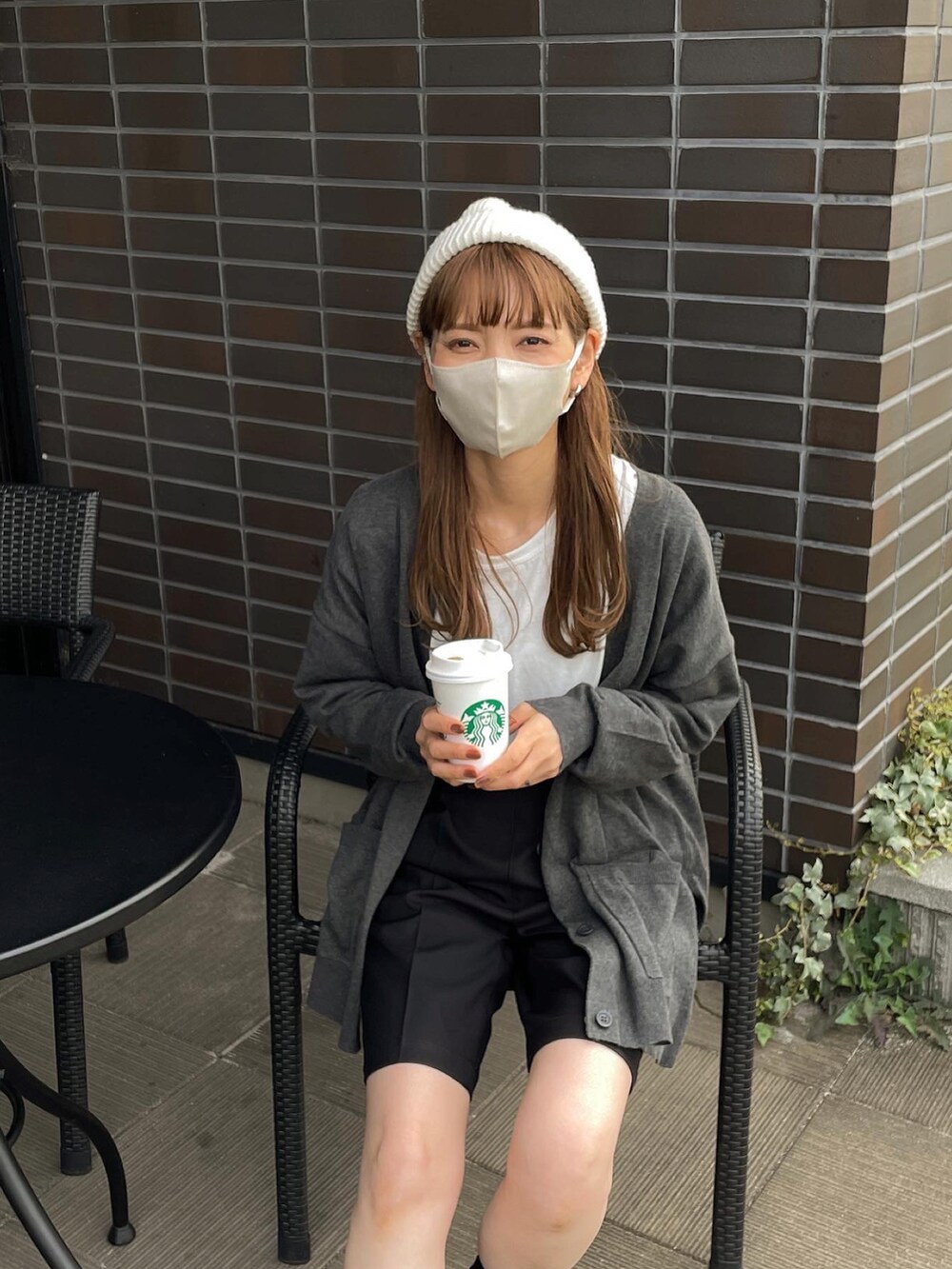 グレー系のカーディガン/ボレロ、ブラック系のその他パンツ、ブラック系のブーツを着用したレディースの秋コーディネートの4枚目の写真