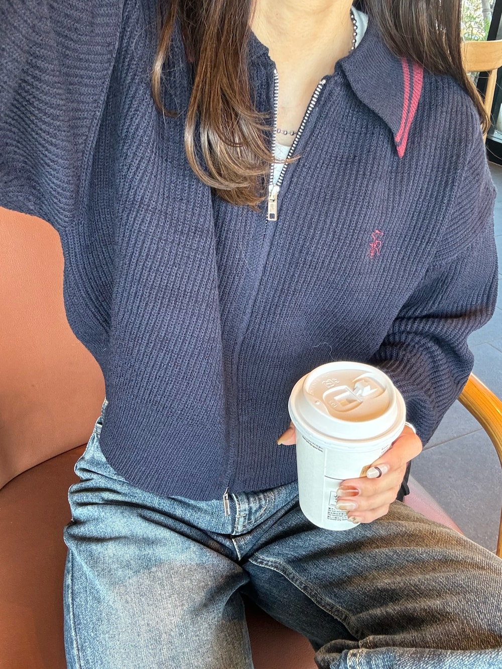 ブルー系のニット/セーター、ブルー系のデニムパンツ、ベージュ系のスニーカーを着用したレディースの秋コーディネートの2枚目の写真