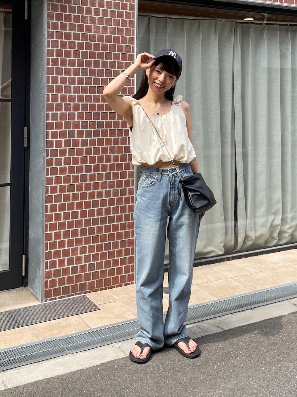 「オトナ女子、カジュアルコーデ、大人かわいい、デニムパンツ、ブラウス、ノースリーブ、キャップ、キャップ女子、低身長女子、夏ファッション、ママファッション、デート、ママコーデ」｜「LE MOREのバルーンショートタンクブラウス（シャツ/ブラウス、ベージュ系）」を使った、maamin♡さん（レディース・156cm）の夏コーディネートの4枚目の写真