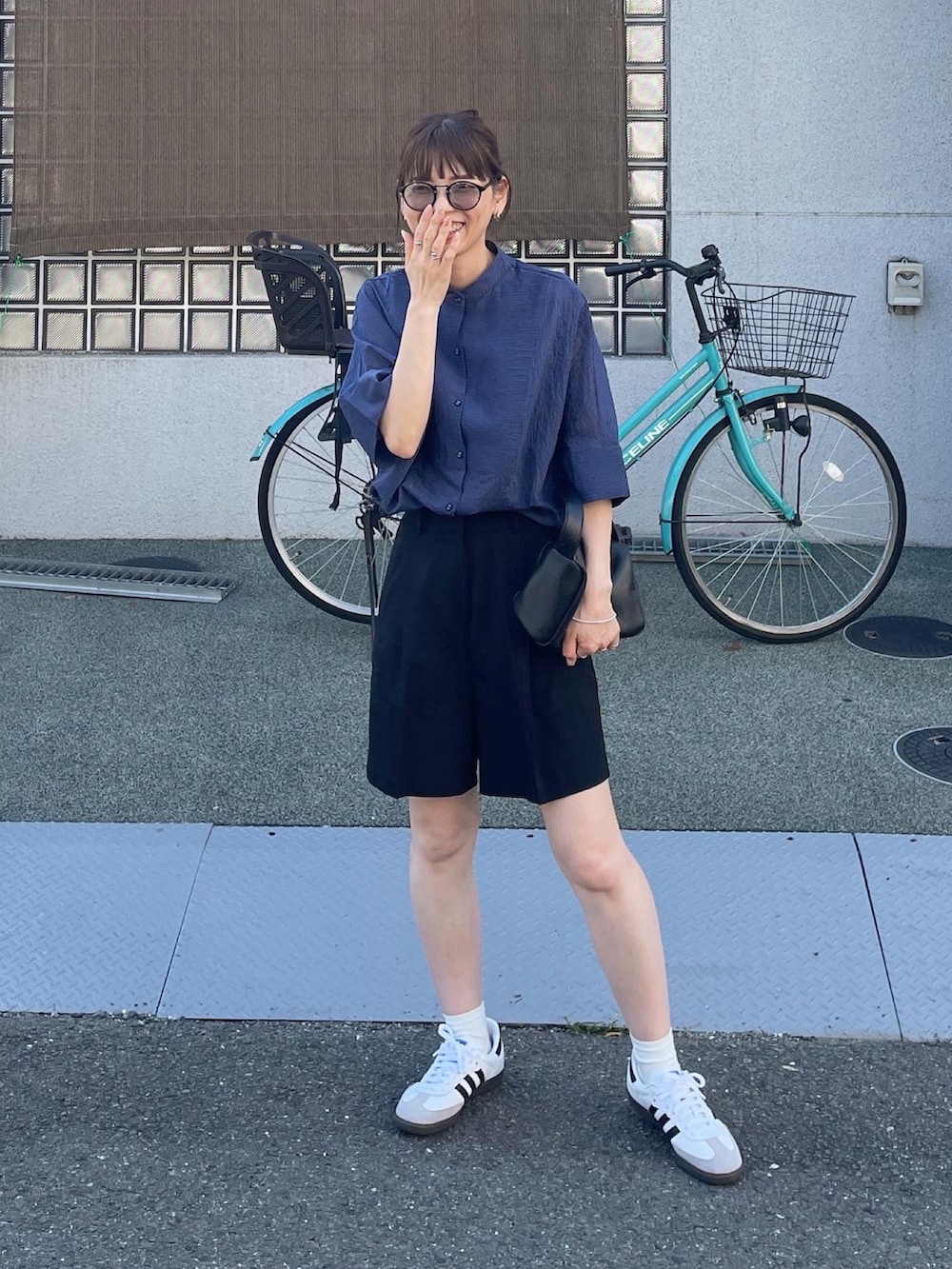 ブルー系のシャツ/ブラウス、ブラック系のその他パンツ、ホワイト系のスニーカーを着用したレディースの春コーディネートの5枚目の写真