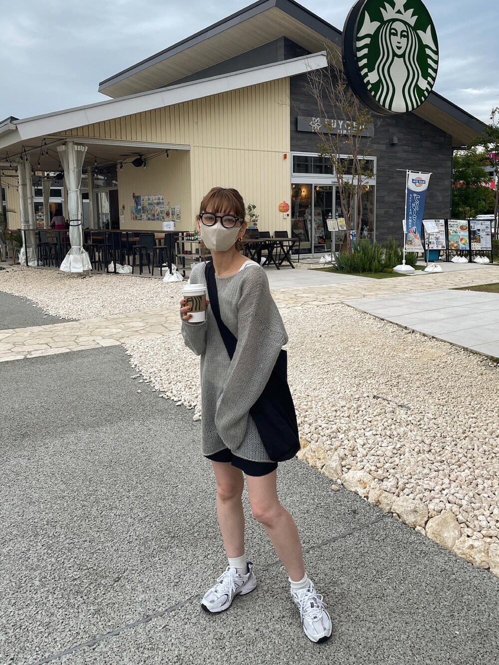 グレー系のニット/セーター、ブラック系のその他パンツ、ブラック系のショルダーバッグを着用したレディースの秋コーディネートの4枚目の写真