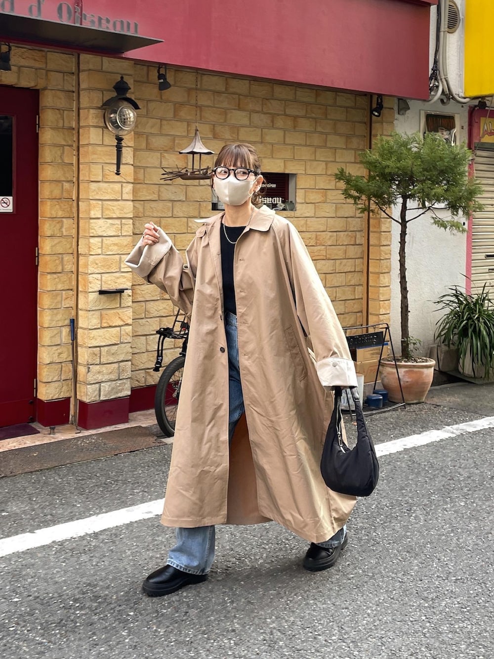 「大人カジュアル、春服コーデ、春アウター、トレンチコート、ステンカラーコート、デニムコーデ、デニムパンツ、春、春コーデ、メガネ女子、オーバーサイズ、カジュアル、低身長コーデ、PR」｜「KBFのステンカラーBIGBIGコート（ステンカラーコート、ベージュ系）」を使った、maamin♡さん（レディース・156cm）の冬コーディネートの5枚目の写真