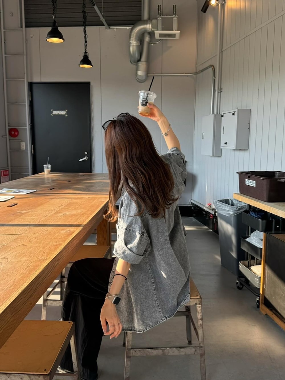 ブラック系のシャツ/ブラウス、ブラック系のその他パンツ、ブラック系のサンダルを着用したレディースの夏コーディネートの3枚目の写真