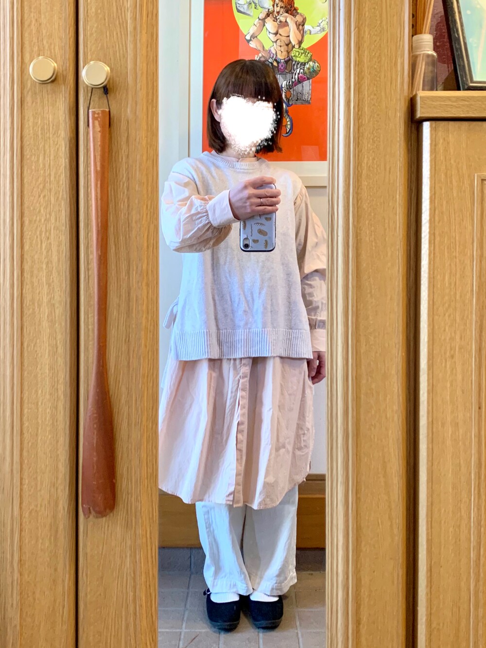 ホワイト系のベスト、ピンク系のシャツワンピース、ホワイト系のパンツを着用したレディースの春コーディネートの2枚目の写真