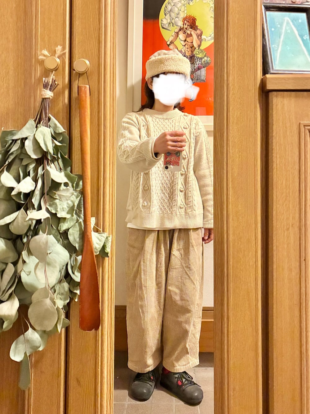 ベージュ系のベスト、グレー系のパンツ、ベージュ系のパンツを着用したレディースの冬コーディネートの2枚目の写真