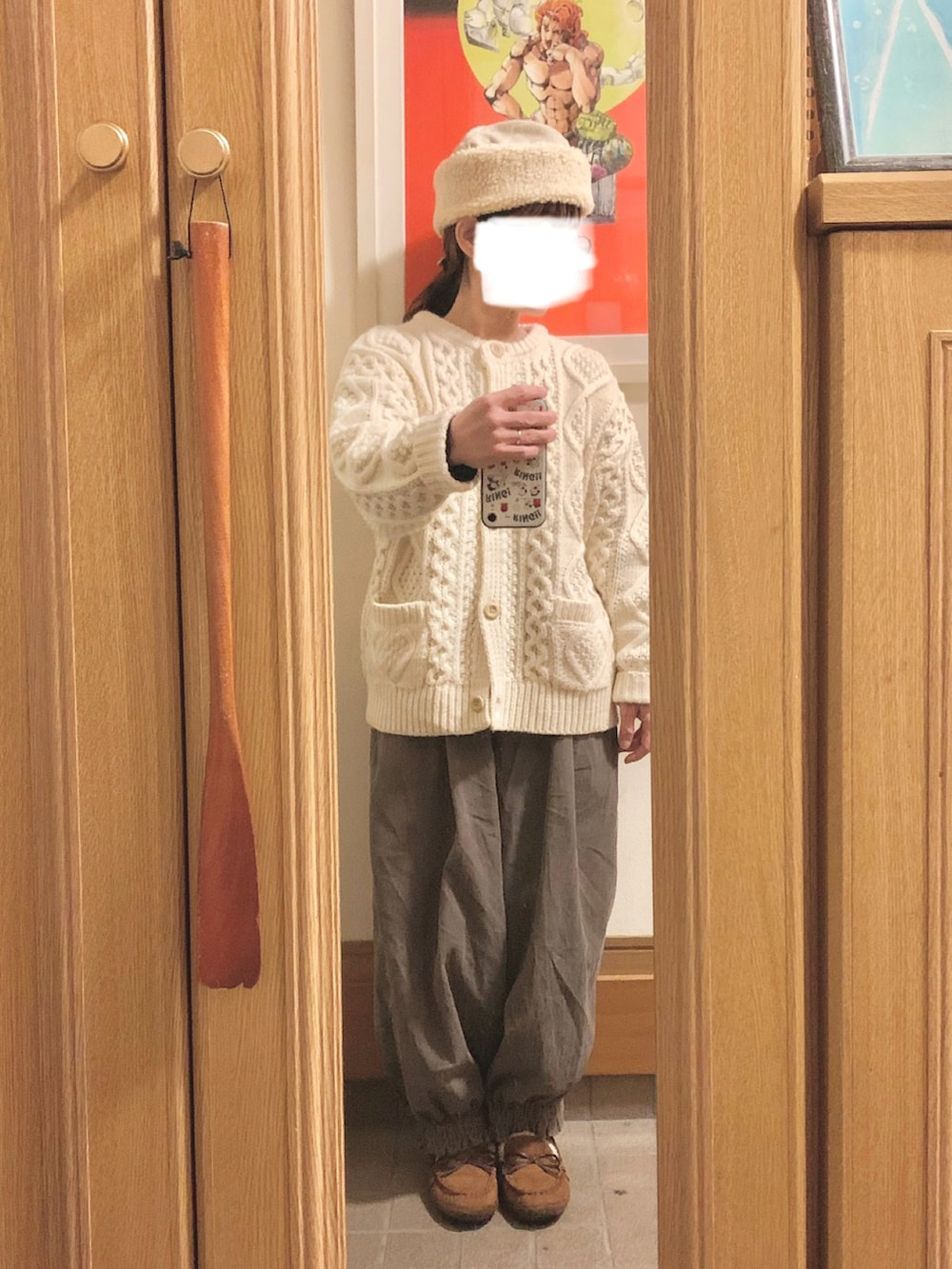 「昨日のコーデ、昨日の服、シンプルコーデ、ニットカーディガン、コーデュロイパンツ、モカシン」｜「作家メイドのアイテム（帽子、ベージュ系）」を使った、まっきさん（レディース・150cm）の冬コーディネートの2枚目の写真