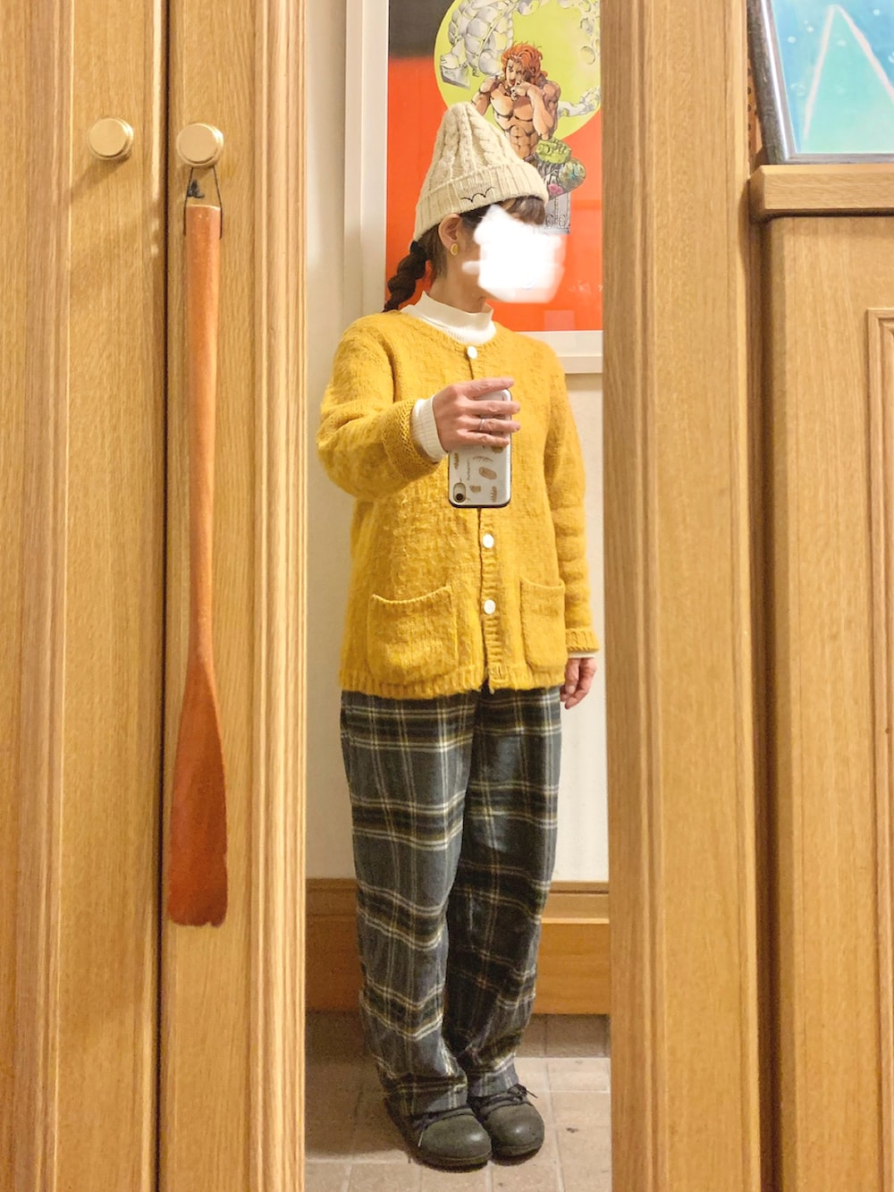 「昨日のコーデ、昨日の服、ニット帽、カーディガン、チェックパンツ」｜「古着のアイテム（カーディガン/ボレロ、イエロー系）」を使った、まっきさん（レディース・150cm）の冬コーディネートの2枚目の写真