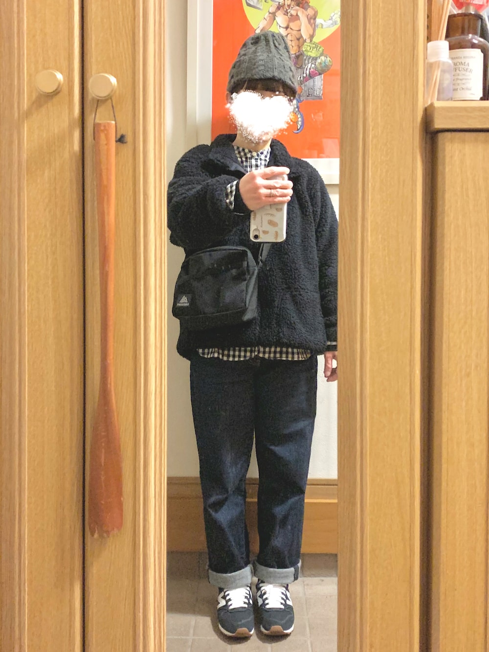 「今日のコーデ、今日の服、アウトドア感、中古靴、ギンガムチェック、デニム、ニット帽、低身長」｜「SOのアイテム（シャツ/ブラウス、ブラック系）」を使った、まっきさん（レディース・149cm）の冬コーディネートの3枚目の写真