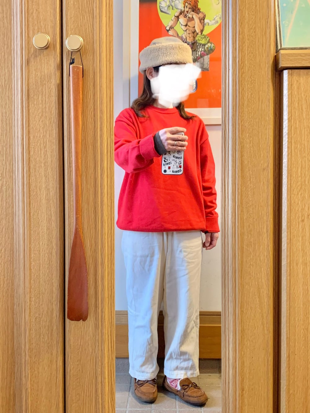 「昨日のコーデ、昨日の服、赤、ハンティングジャケット、モカシン」｜「CIAOPANIC TYPYの【ユニセックス】シルクタッチウォッシャブルビックシルエットニット（ニット/セーター、レッド系）」を使った、まっきさん（レディース・150cm）の冬コーディネートの2枚目の写真