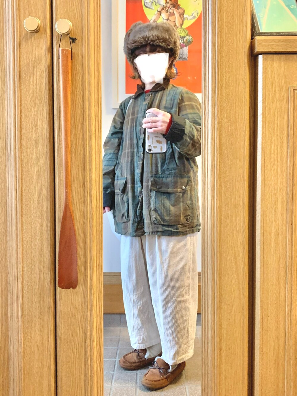 グリーン系のジャケット/アウター、ホワイト系のパンツ、ブラウン系のローファーを着用したレディースの冬コーディネートの2枚目の写真