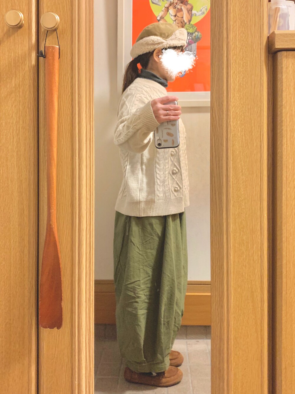 「今日のコーデ、今日の服、白とカーキ、古着、モカシン、プチプラ、ヒートテックフリースタートルネックＴシャツ」｜「作家メイドのアイテム（パンツ、グリーン系）」を使った、まっきさん（レディース・149cm）の冬コーディネートの3枚目の写真