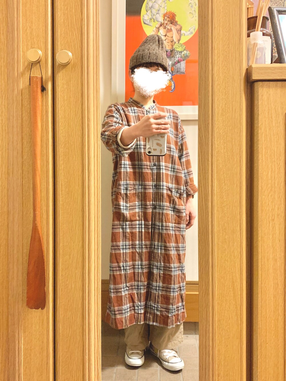 ブラウン系のシャツワンピース、ベージュ系のスニーカー、ベージュ系のパンツを着用したレディースの秋コーディネートの2枚目の写真