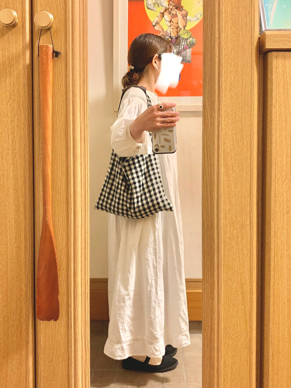 「昨日のコーデ、昨日の服、シンプルコーデ、モノトーンコーデ、白ワンピース」｜「作家メイドのアイテム（ショルダーバッグ、ブラック系）」を使った、まっきさん（レディース・149cm）の春コーディネートの3枚目の写真