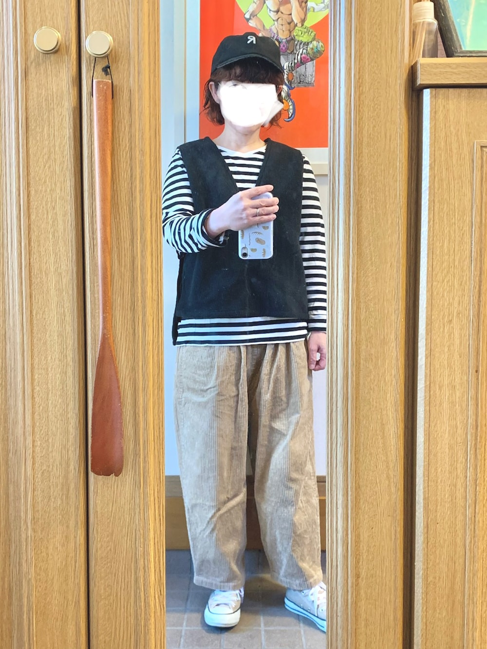 「今日のコーデ、今日の服、ボーダー、ベスト、コーデュロイパンツ、キャップ、秋冬コーデ」｜「マルシェ購入品のアイテム（ベスト、ブラック系）」を使った、まっきさん（レディース・149cm）の秋コーディネートの2枚目の写真