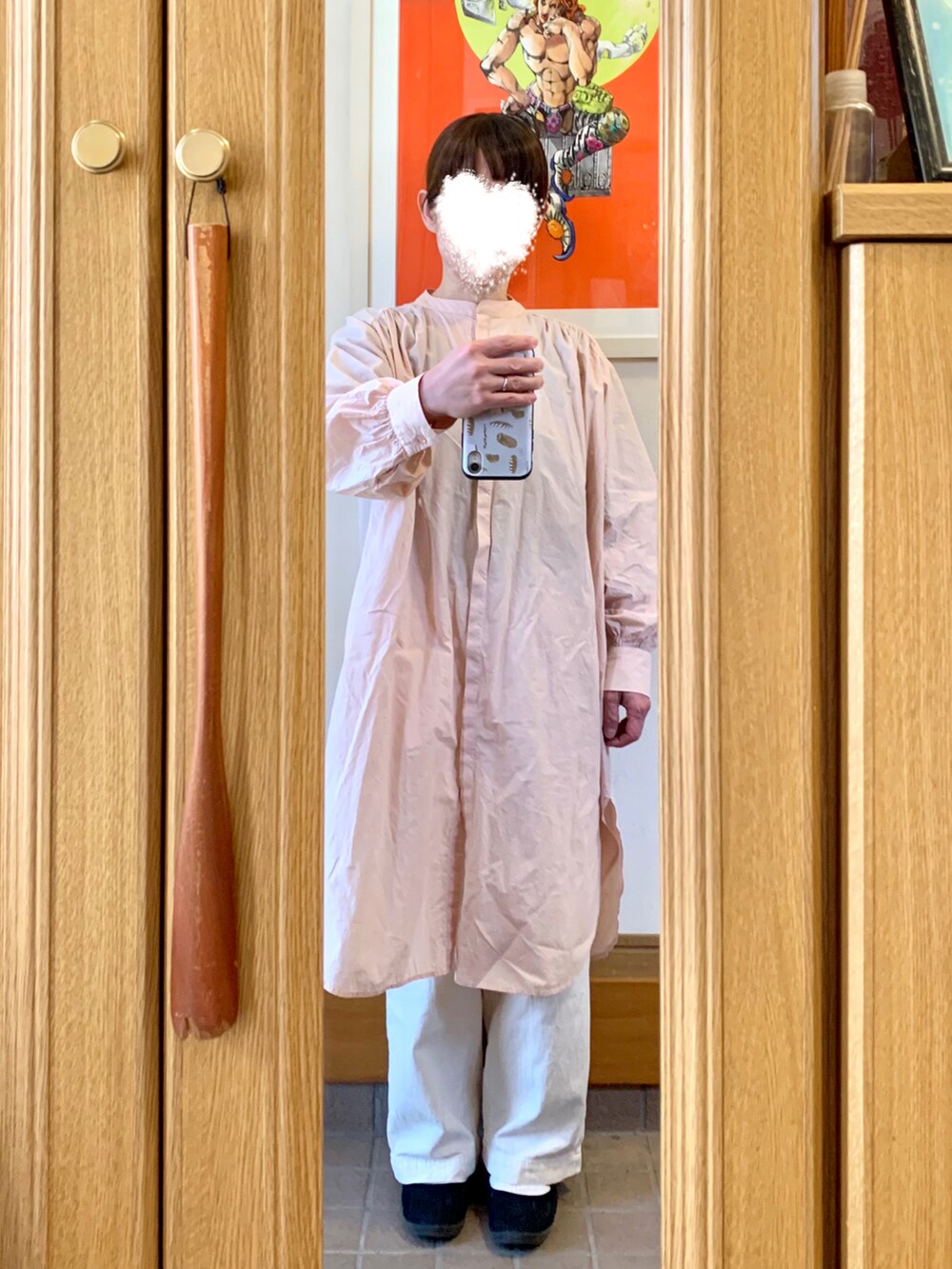 ホワイト系のベスト、ピンク系のシャツワンピース、ホワイト系のパンツを着用したレディースの春コーディネートの4枚目の写真