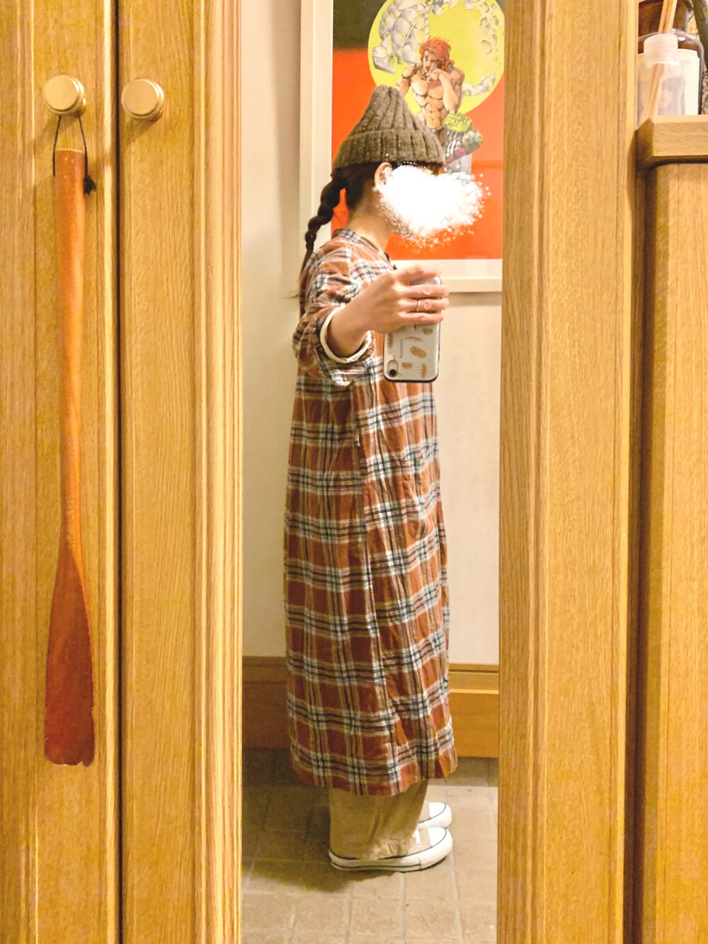 ブラウン系のシャツワンピース、ベージュ系のスニーカー、ベージュ系のパンツを着用したレディースの秋コーディネートの3枚目の写真