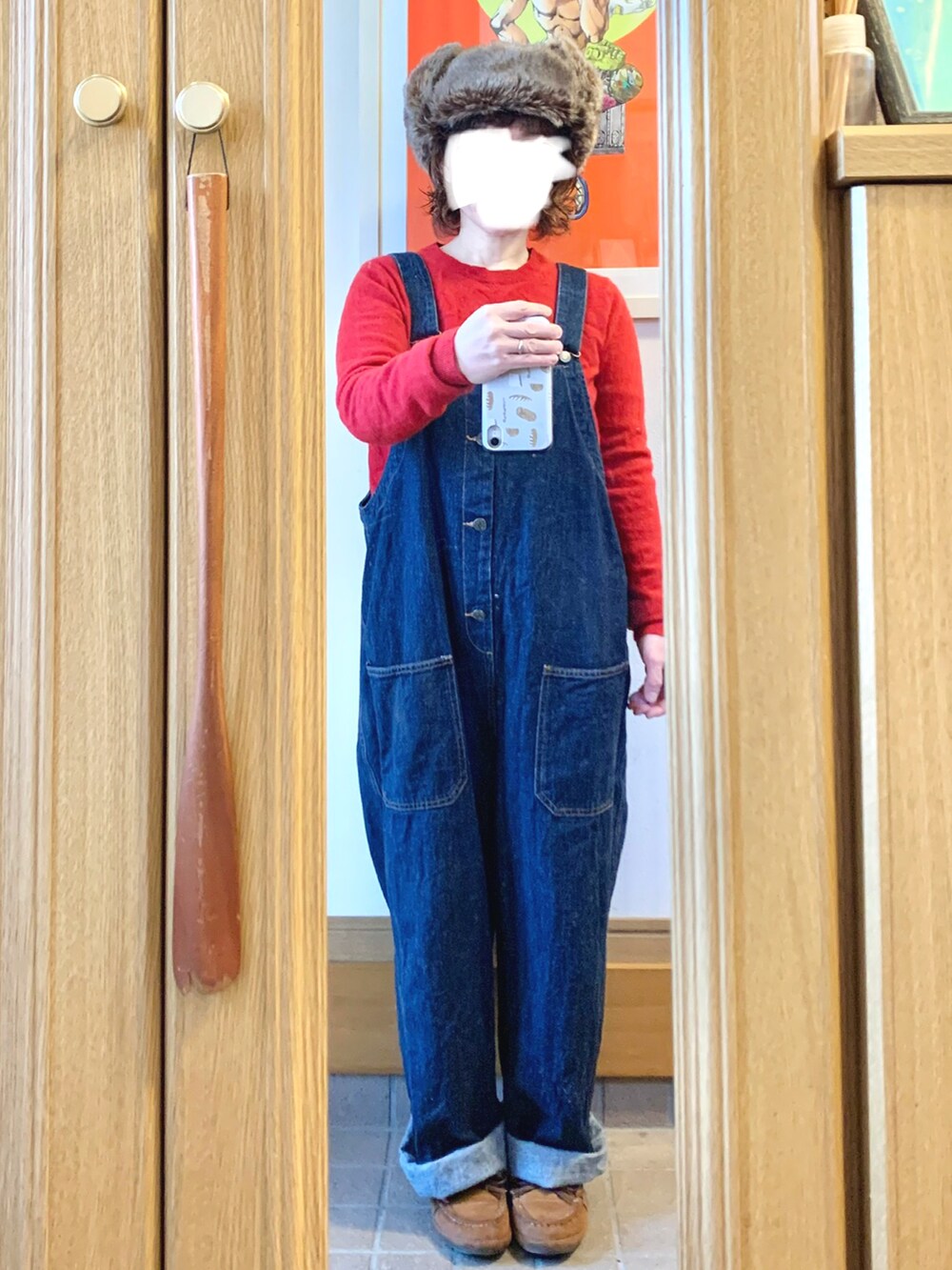 「今日のコーデ、今日の服、赤、オーバーオール、古着、オイルドジャケット、モカシン、フライトキャップ」｜「royal paddockのアイテム（ジャケット/アウター、グリーン系）」を使った、まっきさん（レディース・149cm）の冬コーディネートの4枚目の写真
