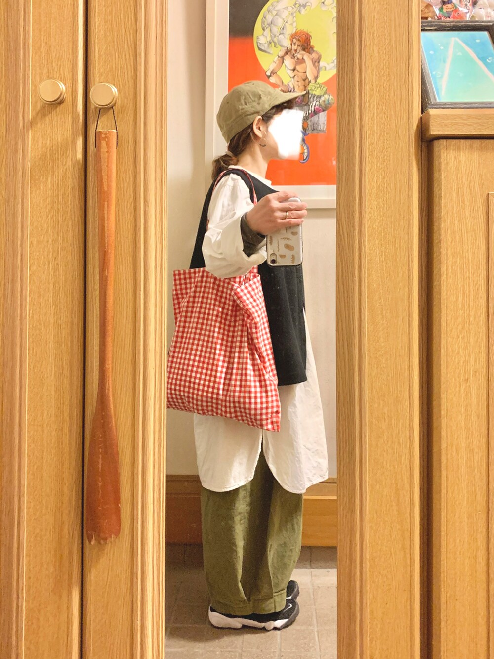 「昨日のコーデ、昨日の服、キャップ、ベスト、古着、リメイク古着、前後着、中古靴」｜「マルシェ購入品のアイテム（ベスト、ブラック系）」を使った、まっきさん（レディース・149cm）の春コーディネートの3枚目の写真