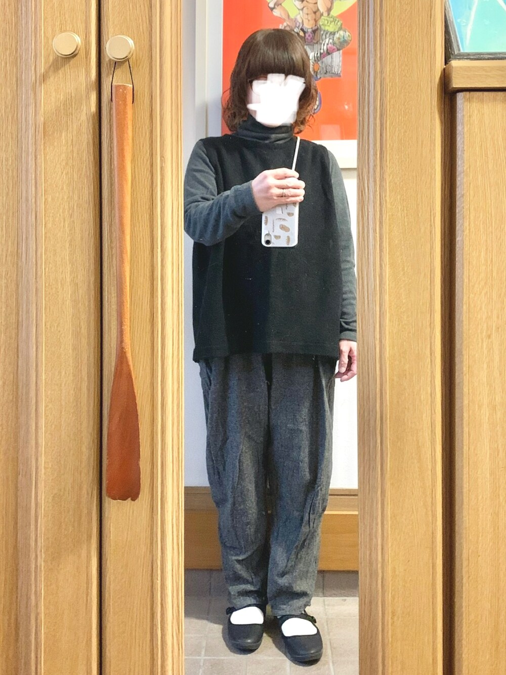 「昨日のコーデ、ニット帽、モッズコート、ヒートテックフリースタートルネックＴシャツ、ストラップシューズ、ベスト」｜「しまむらのアイテム（パンツ、グレー系）」を使った、まっきさん（レディース・149cm）の冬コーディネートの2枚目の写真