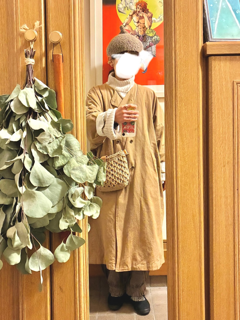 ホワイト系のニット/セーター、ブラウン系のジャケット/アウター、ブラウン系のパンツを着用したレディースの秋コーディネートの4枚目の写真