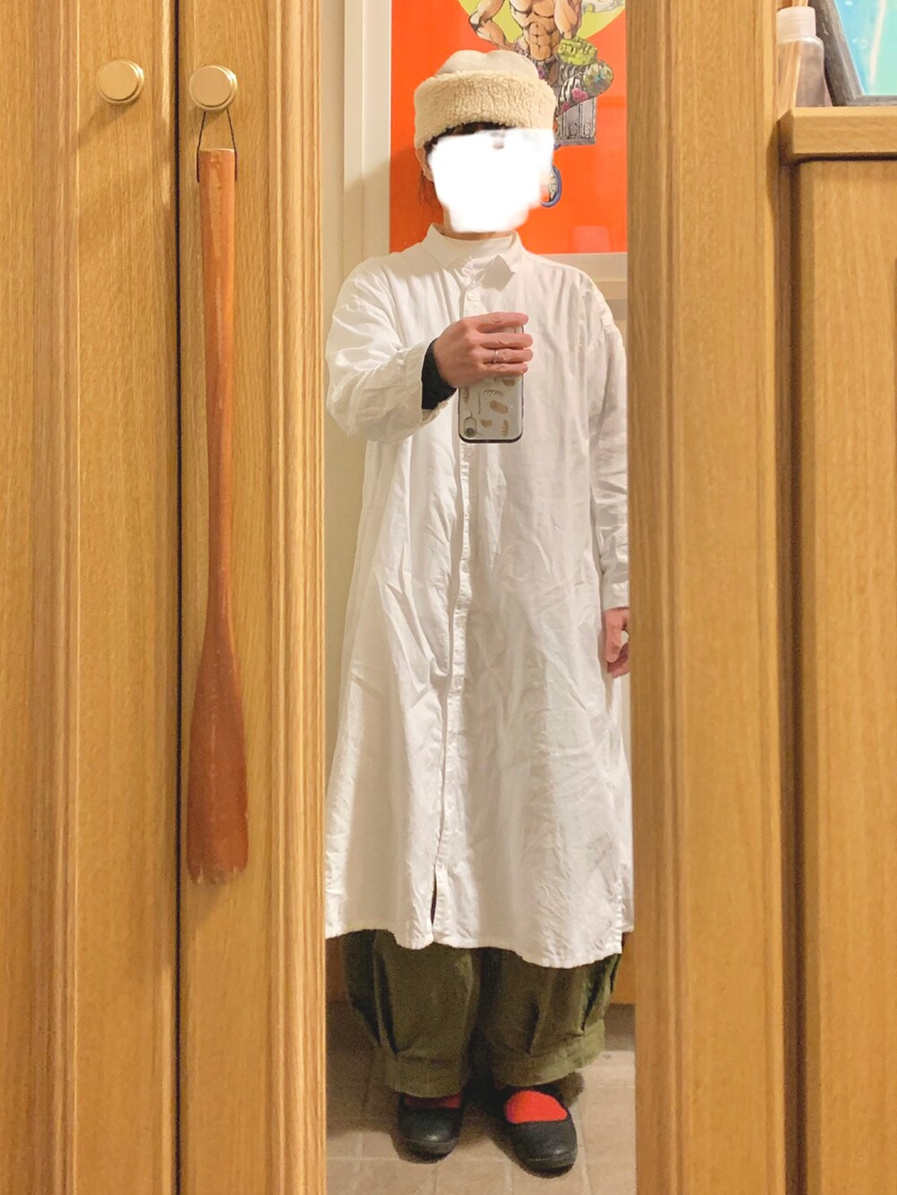 「今日のコーデ、今日の服、ボアハット、シャツワンピ、オイルドジャケット、カーディガン、赤靴下」｜「royal paddockのアイテム（ジャケット/アウター、グリーン系）」を使った、まっきさん（レディース・149cm）の冬コーディネートの3枚目の写真
