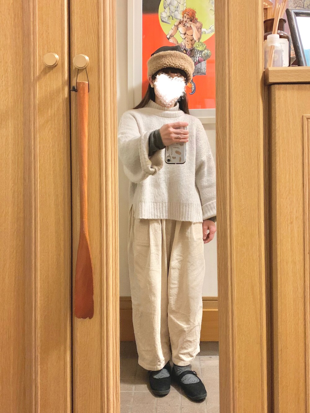 「今日のコーデ、今日の服、ホワイトコーデ、ボアキャップ、ボアハット、ニット、コーデュロイパンツ、白とカーキ」｜「作家メイドのアイテム（帽子、ブラウン系）」を使った、まっきさん（レディース・149cm）の冬コーディネートの3枚目の写真