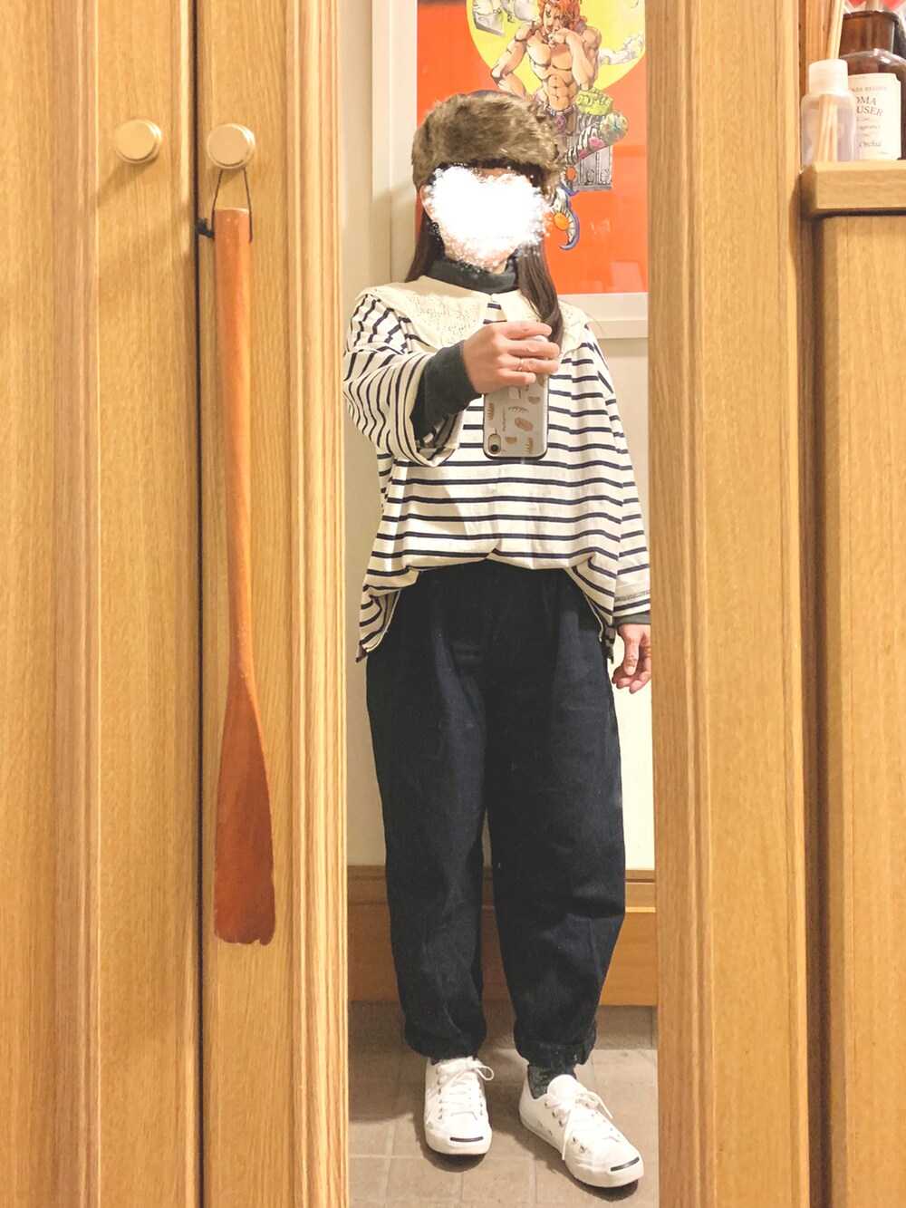 「今日の服、今日のコーデ、フライトキャップ、ボーダー、ヒートテックフリースタートルネックＴシャツ、バルーンパンツ、モッズコート、ジャックパーセル、つけ襟」｜「Samansa Mos2のボーダーバスクシャツ（Tシャツ/カットソー、ホワイト系）」を使った、まっきさん（レディース・149cm）の冬コーディネートの2枚目の写真