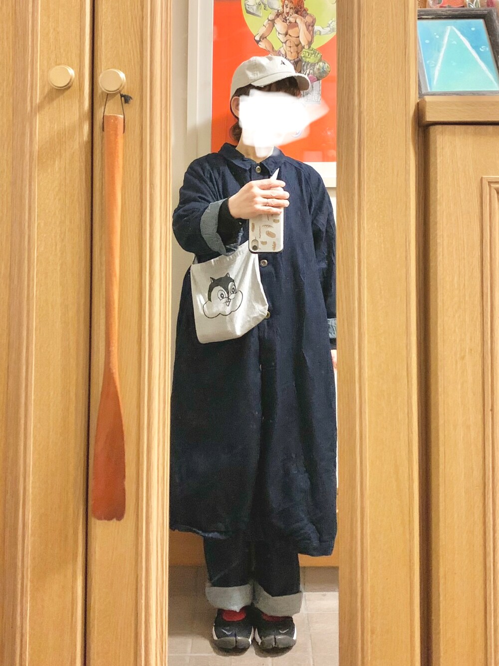 「昨日のコーデ、昨日の服、キャップ、赤靴下、ギンガムチェック、デニムオンデニム、デニムコート、オーバーオール」｜「UNIQLOのアイテム（Tシャツ/カットソー、ブラック系）」を使った、まっきさん（レディース・149cm）の春コーディネートの3枚目の写真