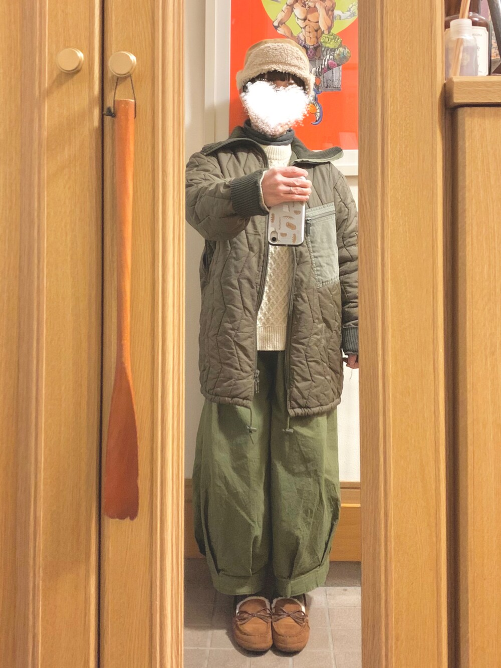 「今日のコーデ、今日の服、白とカーキ、古着、モカシン、プチプラ、ヒートテックフリースタートルネックＴシャツ」｜「作家メイドのアイテム（パンツ、グリーン系）」を使った、まっきさん（レディース・149cm）の冬コーディネートの4枚目の写真