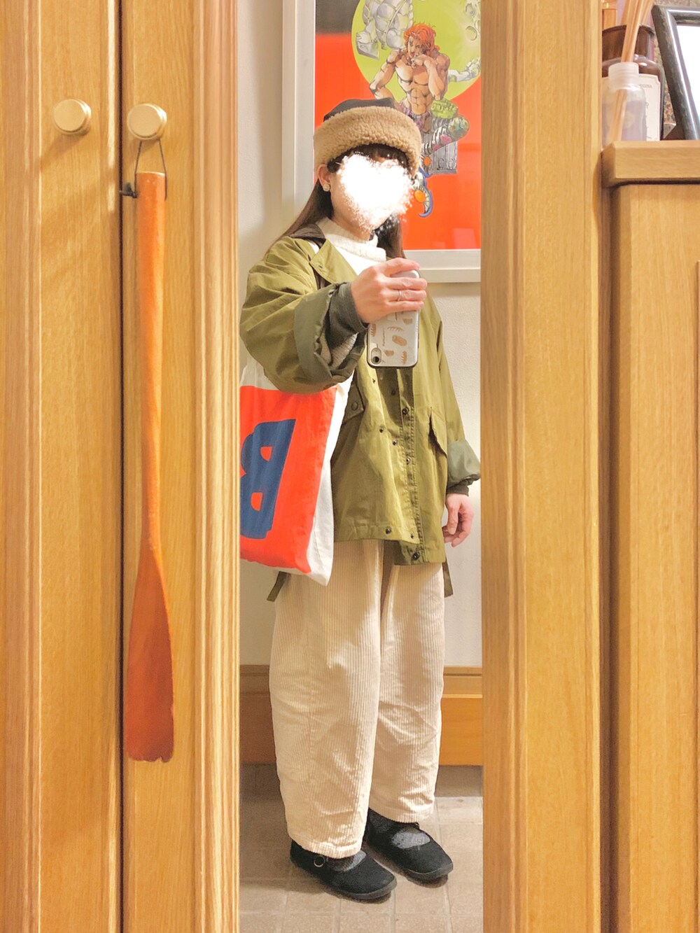 「今日のコーデ、今日の服、ホワイトコーデ、ボアキャップ、ボアハット、ニット、コーデュロイパンツ、白とカーキ」｜「作家メイドのアイテム（帽子、ブラウン系）」を使った、まっきさん（レディース・149cm）の冬コーディネートの2枚目の写真