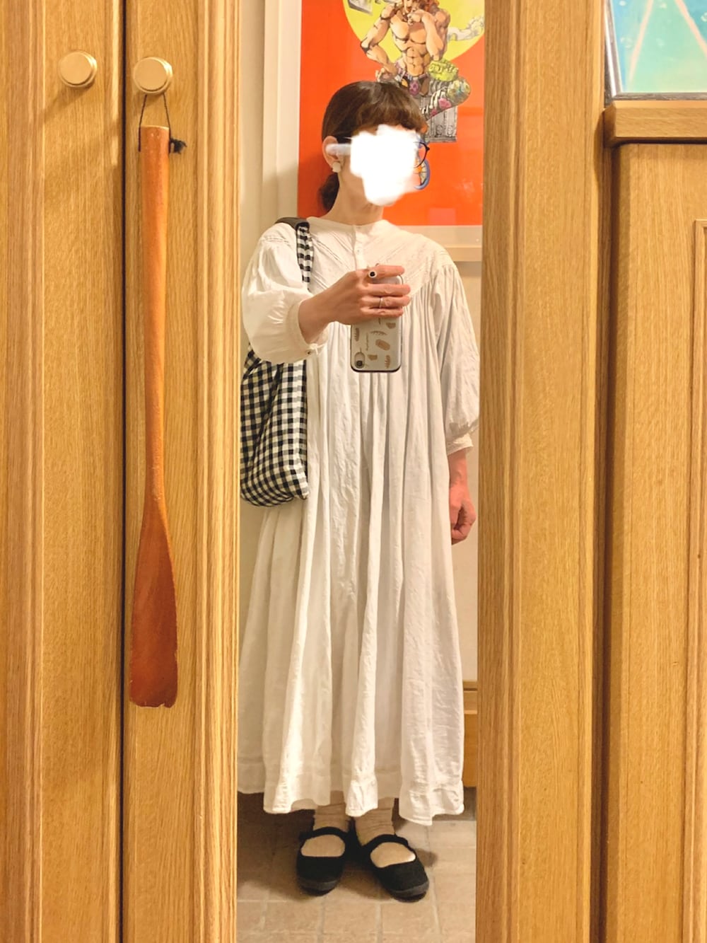 「昨日のコーデ、昨日の服、シンプルコーデ、モノトーンコーデ、白ワンピース」｜「作家メイドのアイテム（ショルダーバッグ、ブラック系）」を使った、まっきさん（レディース・149cm）の春コーディネートの2枚目の写真