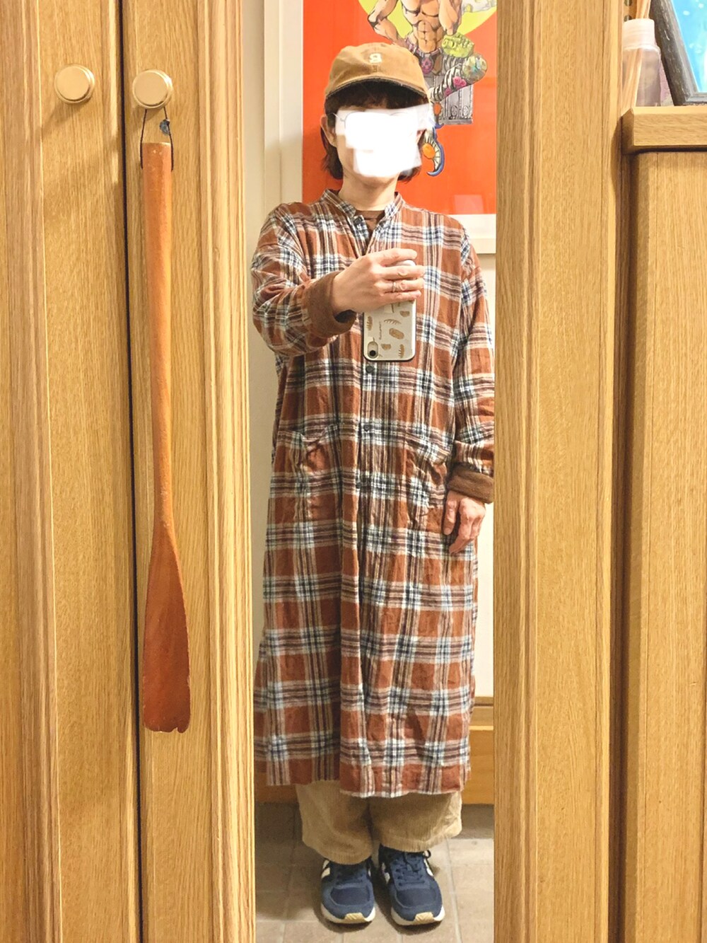 ブラウン系のシャツワンピース、ブルー系のスニーカーを着用したレディースの秋コーディネートの2枚目の写真