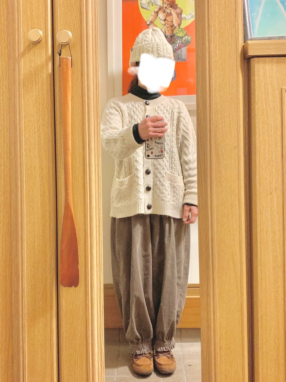「昨日のコーデ、昨日の服、ニット帽、カーディガン、コーデュロイ、モカシン」｜「sm2rhythmの柄編みニットカーディガン（カーディガン/ボレロ、ホワイト系）」を使った、まっきさん（レディース・150cm）の冬コーディネートの2枚目の写真