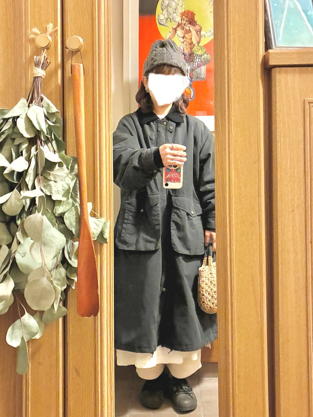 グレー系のベスト、ホワイト系のワンピース、ベージュ系のかごバッグを着用したレディースの冬コーディネートの3枚目の写真