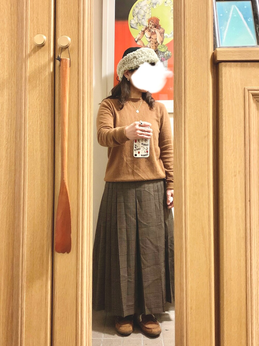 「昨日のコーデ、昨日の服、カシミヤ、チェック柄、モカシン」｜「UNIQLOのアイテム（ニット/セーター、ブラウン系）」を使った、まっきさん（レディース・150cm）の冬コーディネートの2枚目の写真