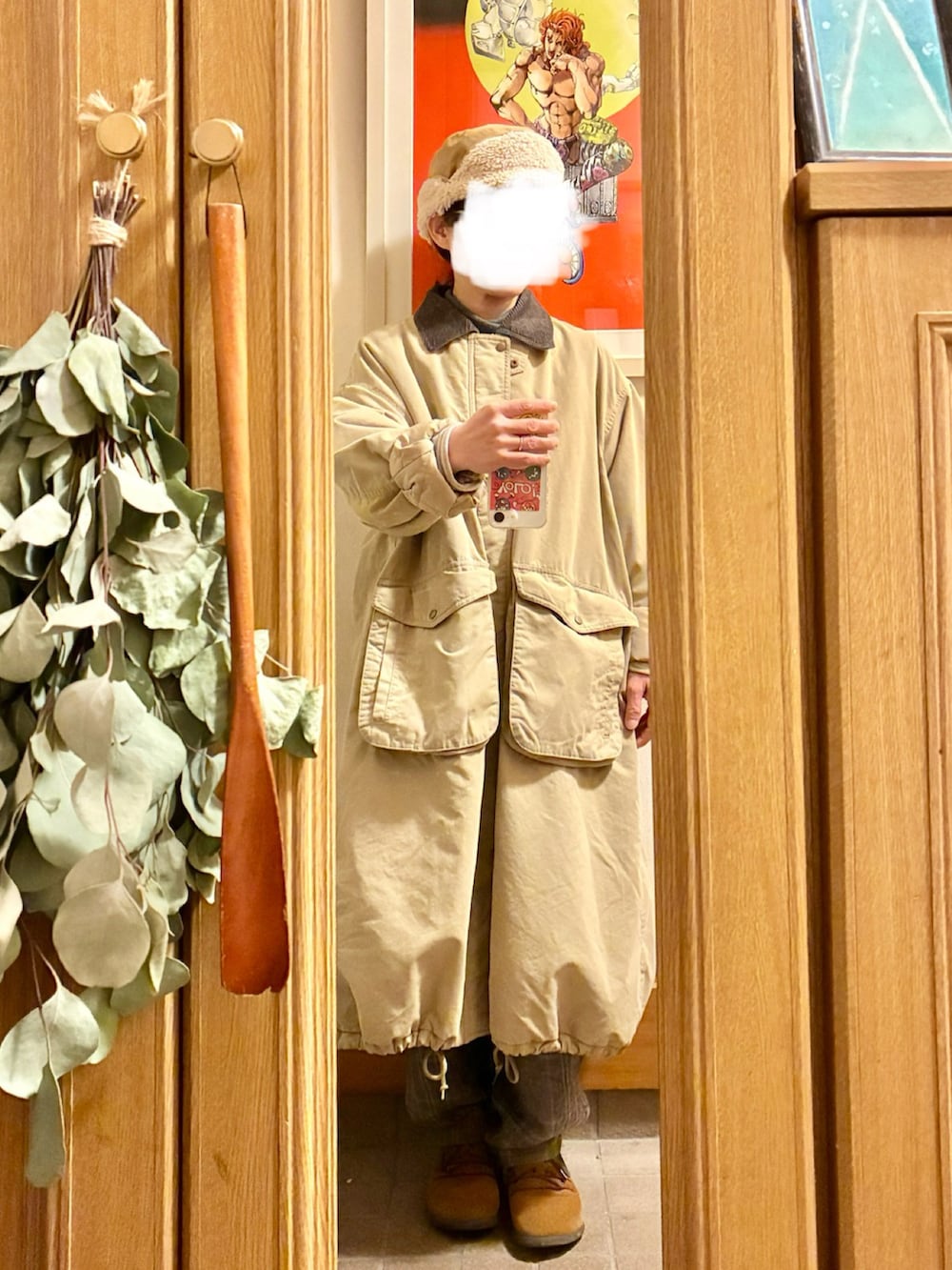 ベージュ系のベスト、グレー系のパンツ、ベージュ系のパンツを着用したレディースの冬コーディネートの5枚目の写真