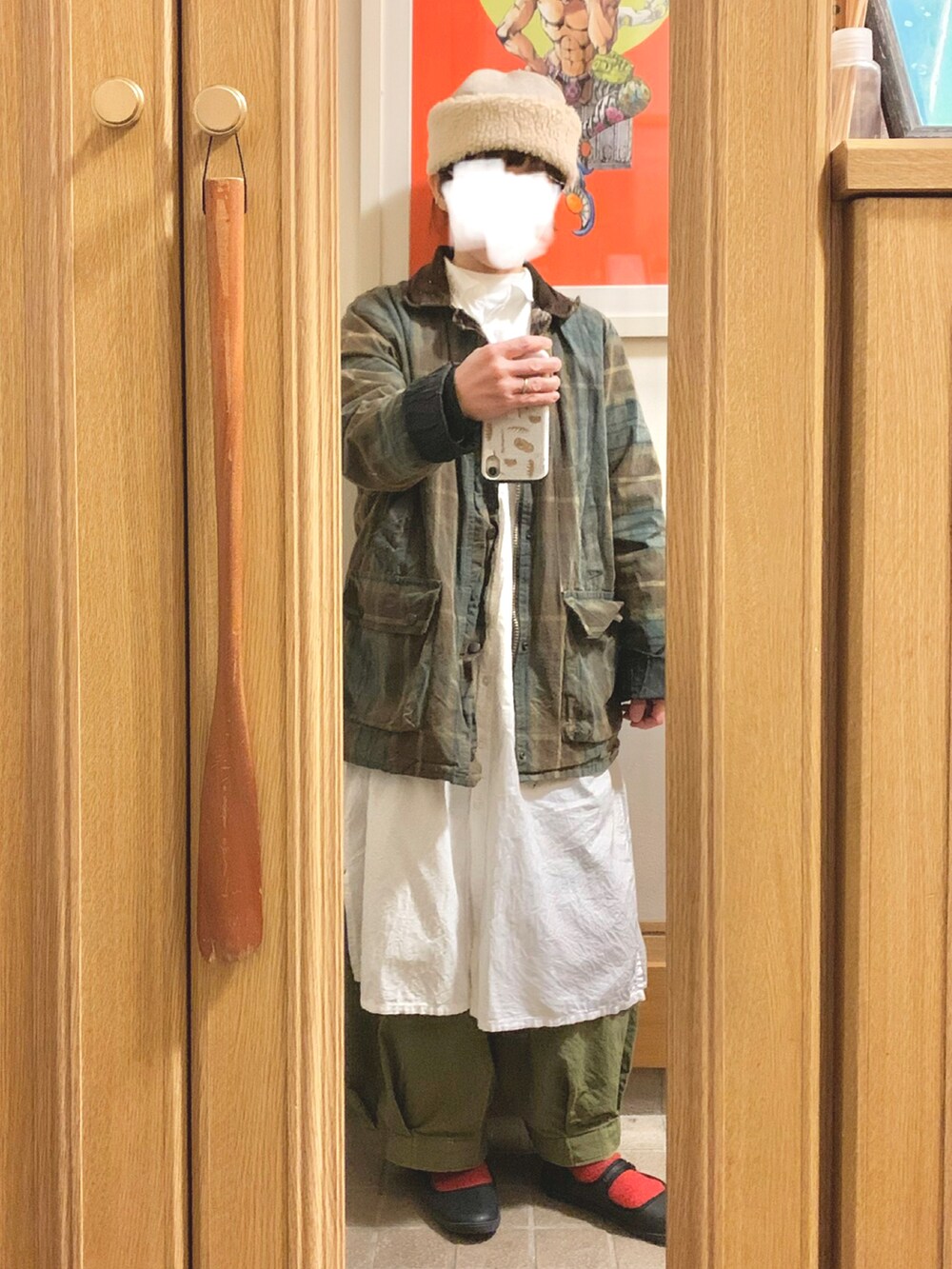 「今日のコーデ、今日の服、ボアハット、シャツワンピ、オイルドジャケット、カーディガン、赤靴下」｜「royal paddockのアイテム（ジャケット/アウター、グリーン系）」を使った、まっきさん（レディース・149cm）の冬コーディネートの2枚目の写真